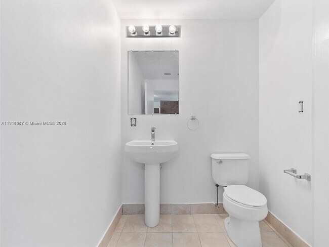 Building Photo - 1900 N Bayshore Dr