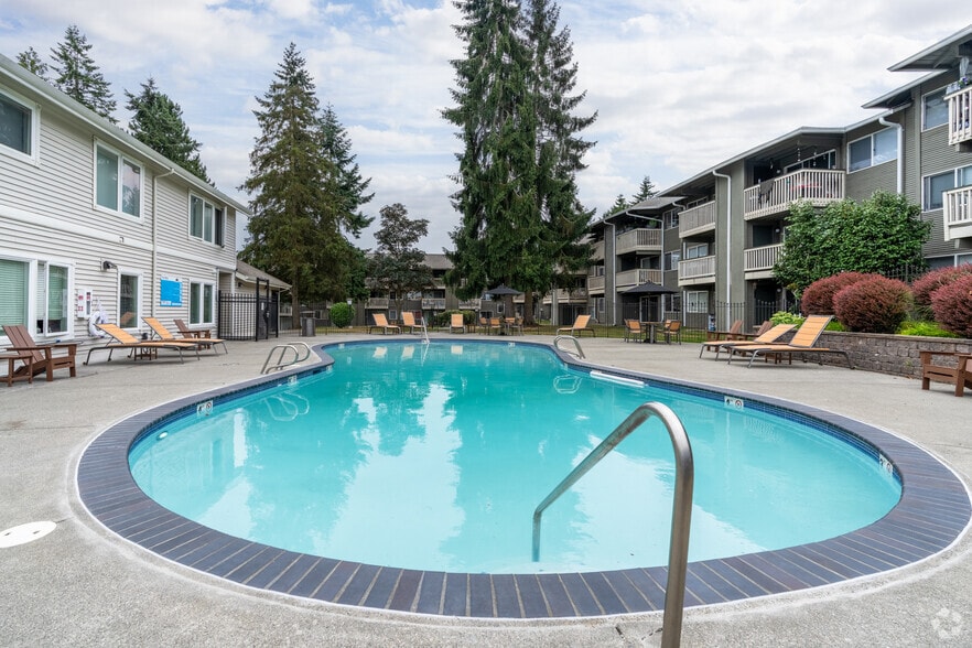 Pool - Bluffs at Evergreen