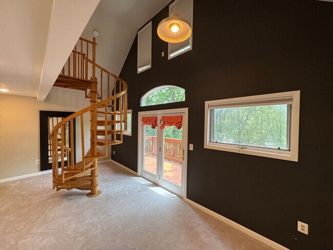 Building Photo - Fantastic 4 Bed 3.5 Bath Townhome With Sun...