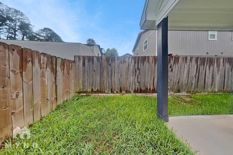 Building Photo - 16855 Balmoral St