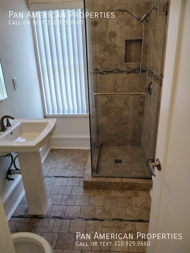 Building Photo - 451 W 4th St