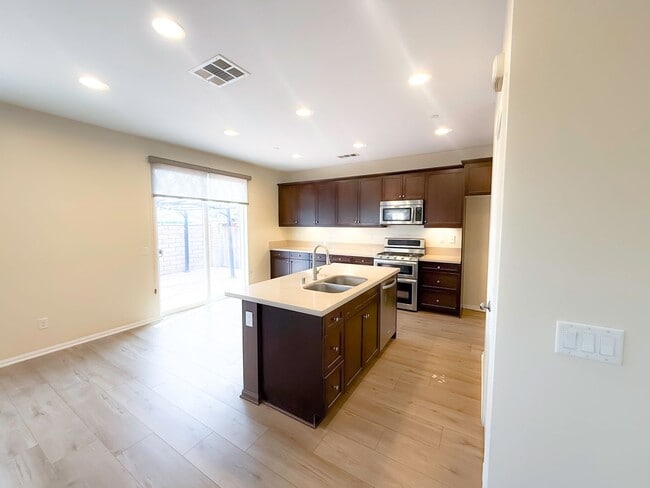 Building Photo - 10816 Lotus Dr