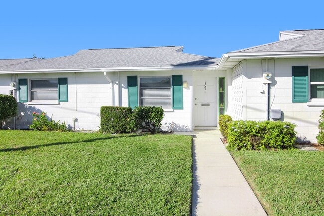 Building Photo - Beach Manor Villas Annual Condo for Rent