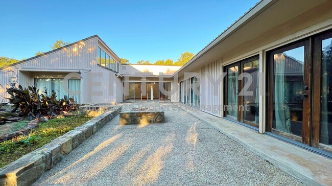 Primary Photo - Stunning 4/3/2 Nestled at End of Cul-de-sa...