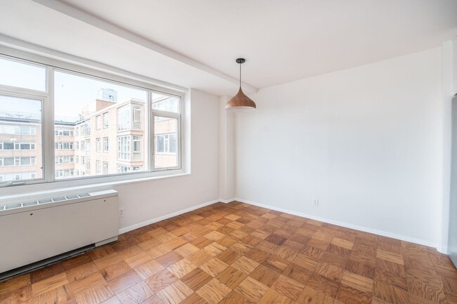 Building Photo - Spacious, Bright 1 Bed 1 Bath condo in prime location and close to Metro