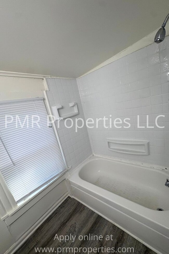 Building Photo - 3 Bedrooms / 1 Bathroom House