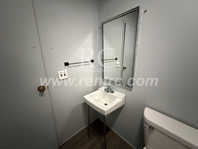 Building Photo - 910 Timberline-