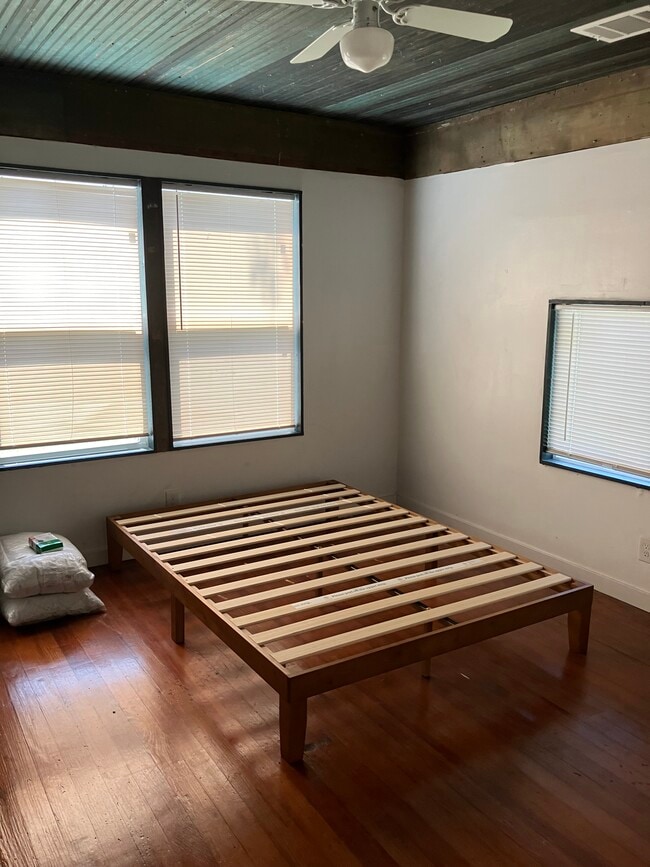 Building Photo - 1303 E 3rd St