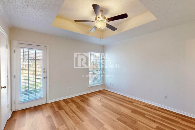 Building Photo - 404 Truman St