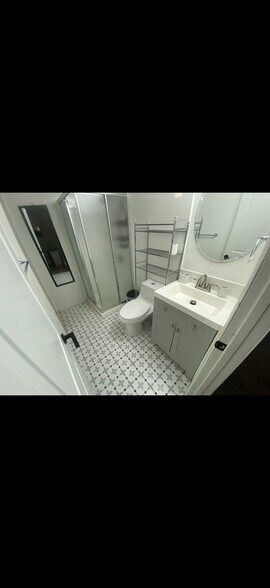 Building Photo - 4 Oak St