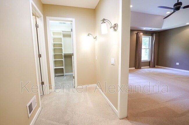 Building Photo - 906 Neal Dr