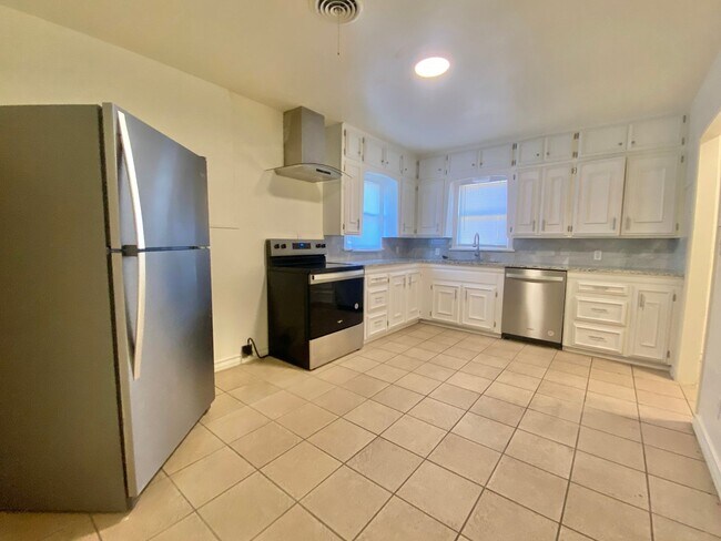 Building Photo - NOW PRE-LEASING FOR JULY: 4 bed 2 bath 2car garage in Tech Terrace