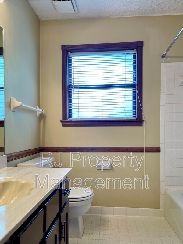 Building Photo - 421 Griffon Dr