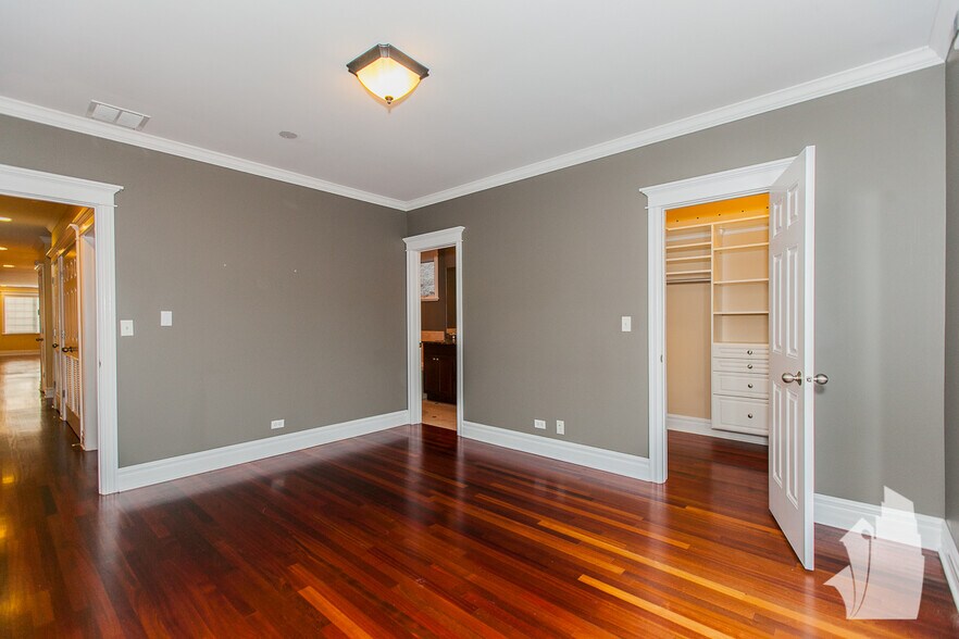 Building Photo - 3841 N Southport Ave