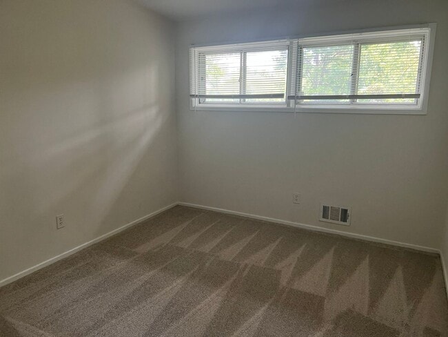 Building Photo - Spacious Split Level