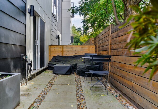 Building Photo - Modern 3 bed/ 2.5 bath townhome in Ballard!