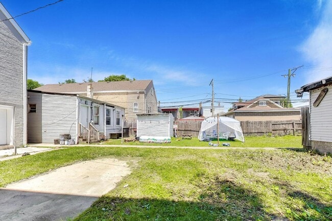 Building Photo - 1821 S Fairfield Ave