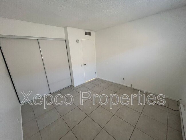 Building Photo - 556 E Chuckwalla Rd