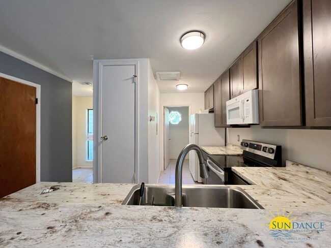 Building Photo - End unit 2 Bedroom Townhome with nice upda...