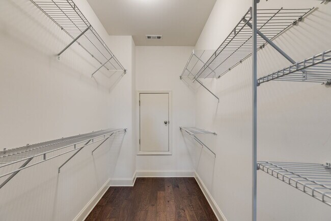 Building Photo - 1032 Moorewood Ln S E