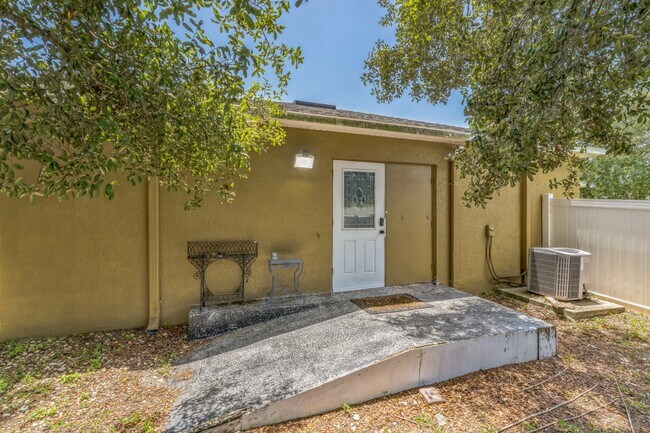 Building Photo - 465 Rio Grande Ln