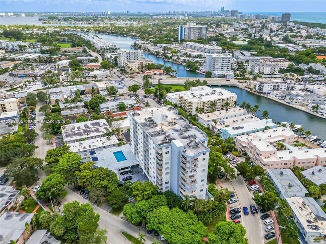 Building Photo - 6900 Bay Dr