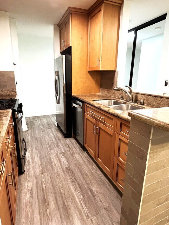 Building Photo - ****MOVE-IN SPECIAL: $500 OFF SECOND MONTH'S RENT****CHARMING 1BD/ 1BA AVAILABLE IN MISSION VALLEY!!