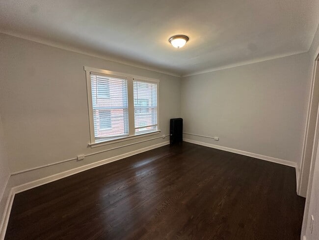 Building Photo - Nice 1 Bed w/Dining Room and Newer Kitchen and Bath at Roger's Glenwood District