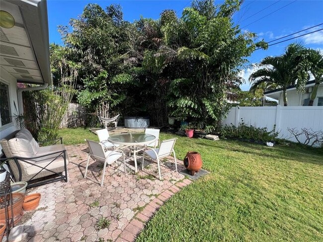 Building Photo - 1433 SE 5th Ct