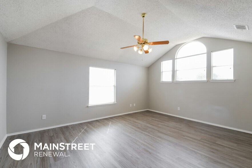 Building Photo - 862 Raintree Ln