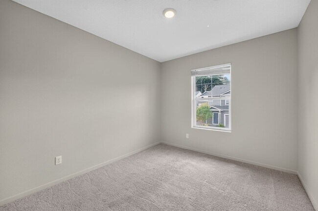 Building Photo - 913 N 18th Ave
