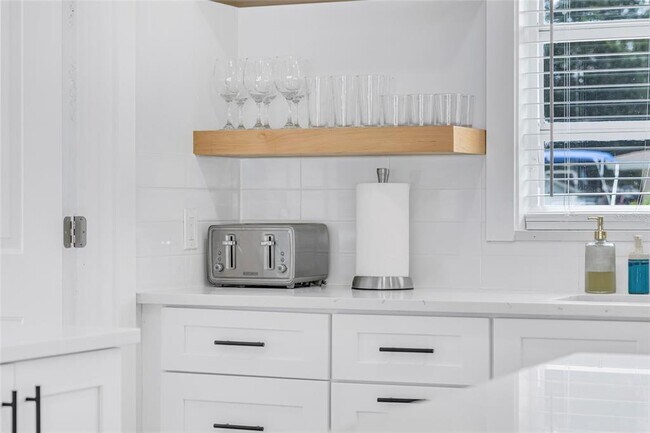 Building Photo - 1921 Fern Ave