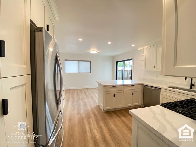 Building Photo - ***PRICE REDUCTION*** Modern Downstairs 2-...