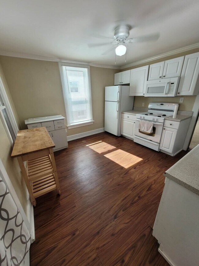 Building Photo - 3 Bedroom 1 Bath