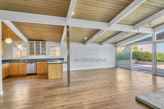 Building Photo - 2569 Loring St