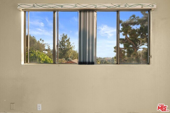 Building Photo - 2160 Lake Shore Ave