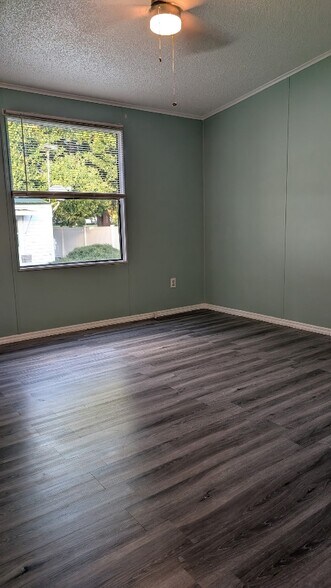 Building Photo - 165 Landing Dr