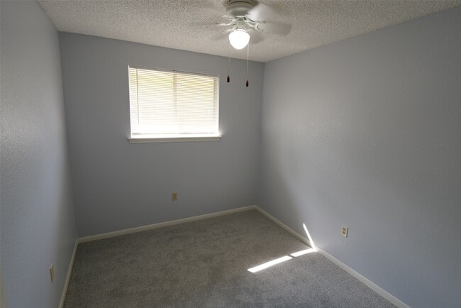 Building Photo - 19403 Long Lake Dr