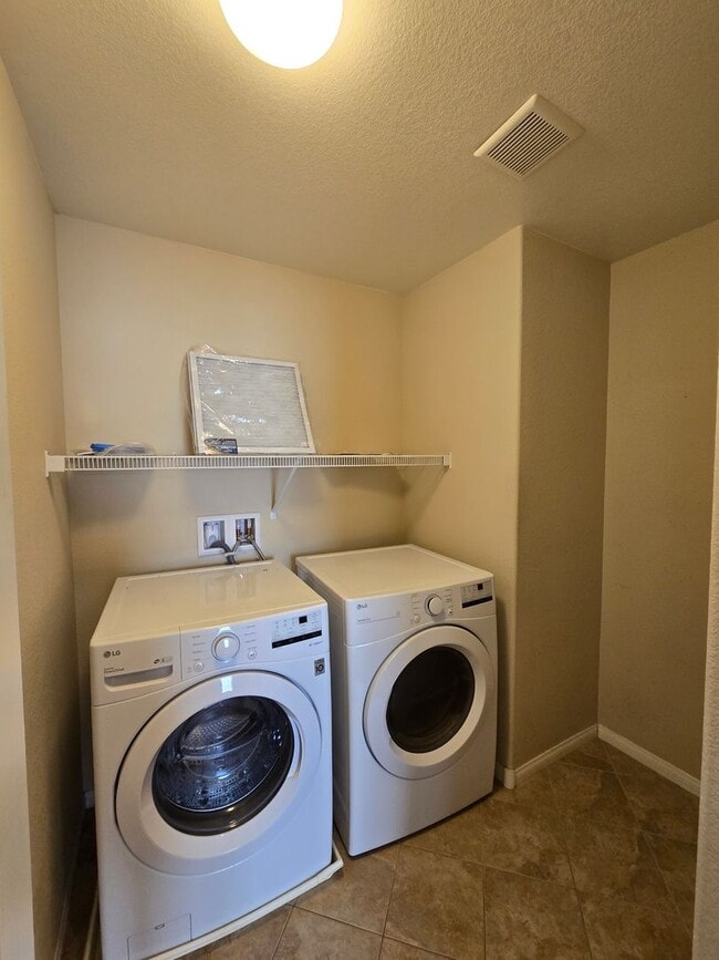 Building Photo - An Amazing 3 Bedroom Home in South East Las Vegas.