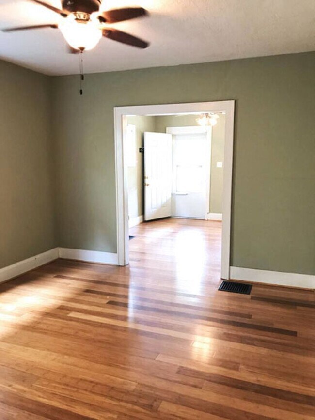 Building Photo - 1446 Hamlet St