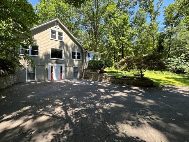 Building Photo - 6348 Sharon Hills Rd
