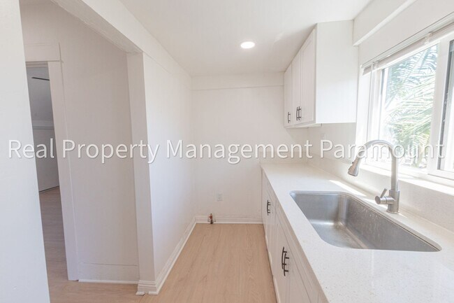 Building Photo - 433 W 56th St