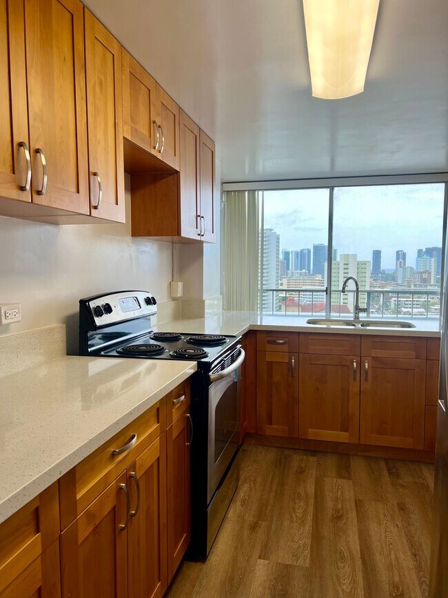 Building Photo - Spacious and Renovated Unit--2Bedrooms, 2B...
