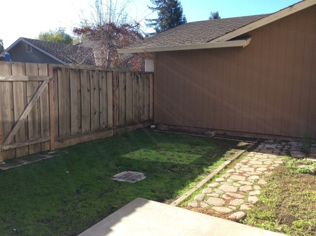 Building Photo - Welcome to your newly remodeled townhome!
