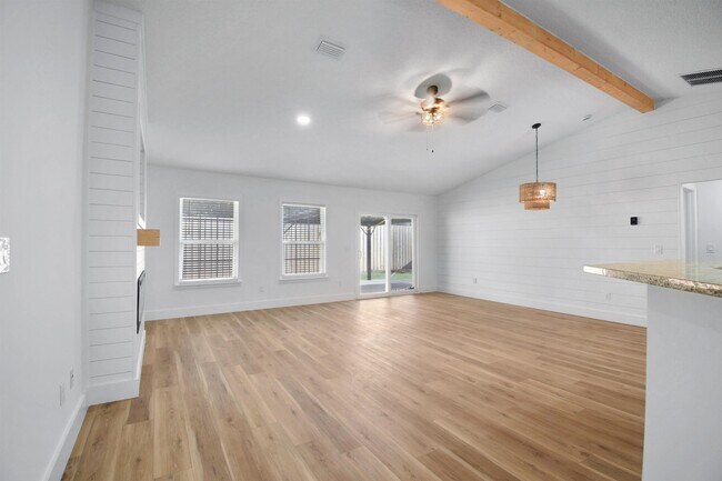 Building Photo - 101 Azalea Rd