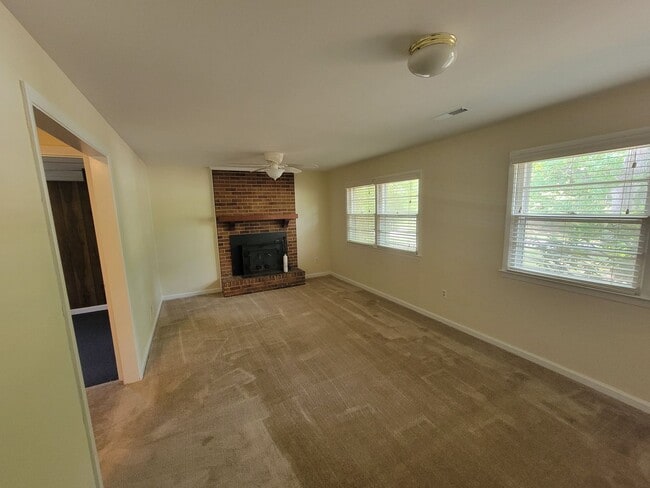 Building Photo - 3 Bedroom 2 Bathroom House