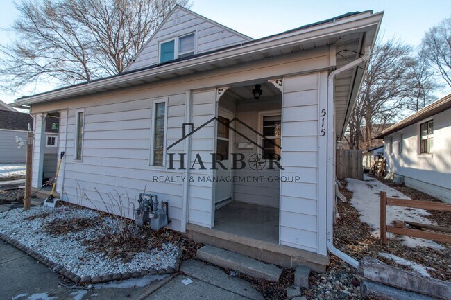 Building Photo - 5th Avenue SE Duplex
