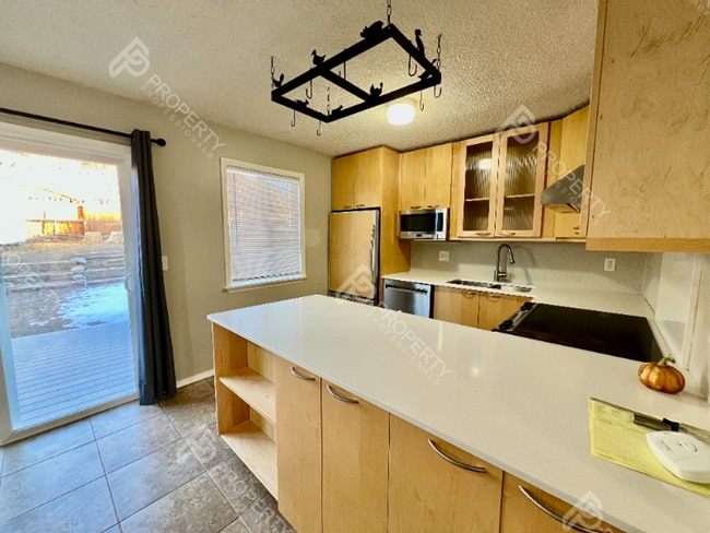 Building Photo - Em Ave Duplex