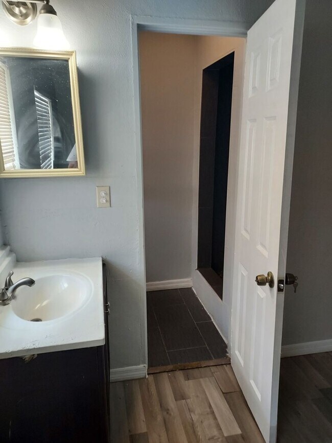 Building Photo - Stylish 2-bedroom apartment with 1 bathroom