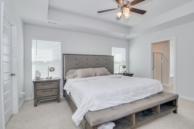 Building Photo - 4 Bedroom 3 Bathroom Two Story Home